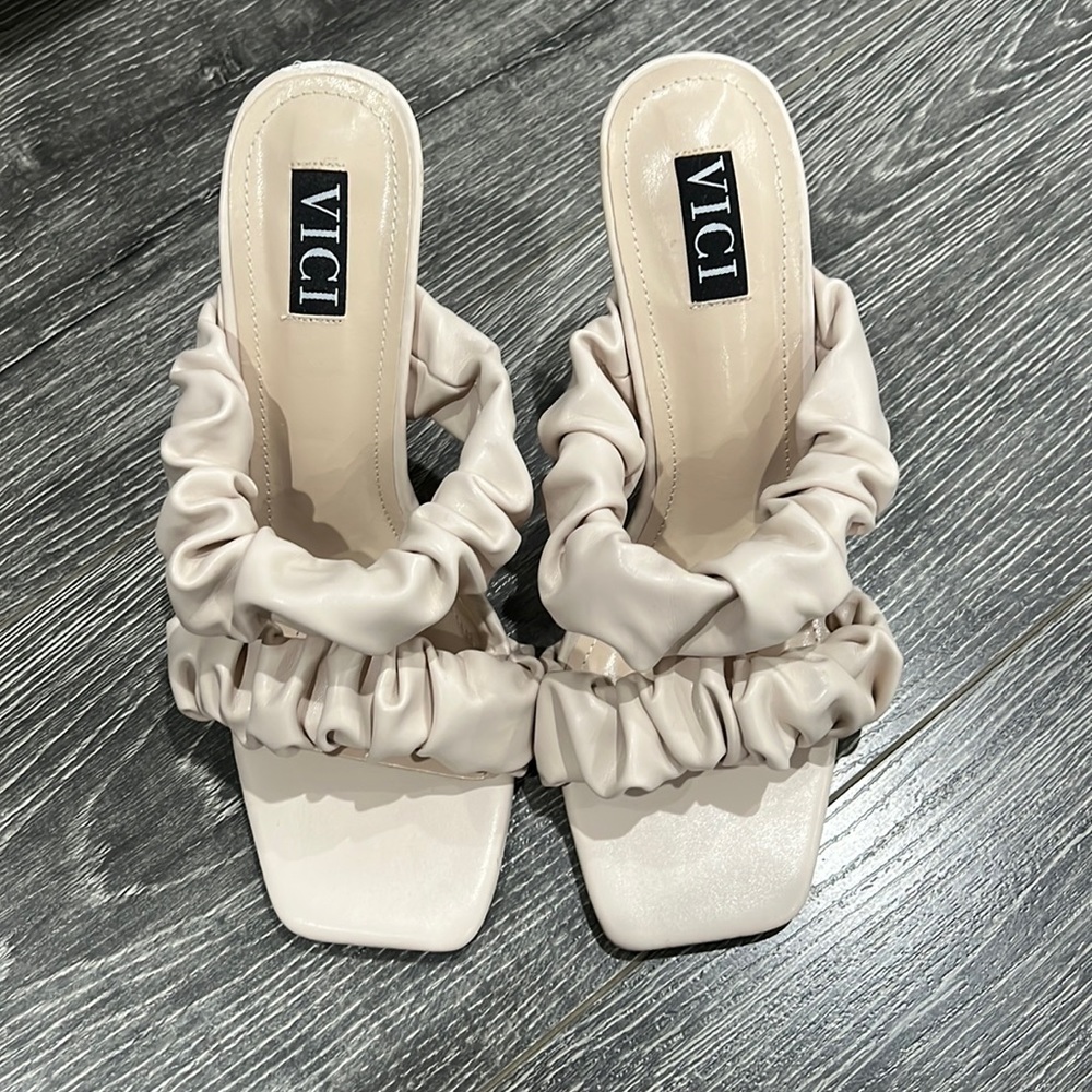 Vici dolls beige square toe scrunch heel size 8